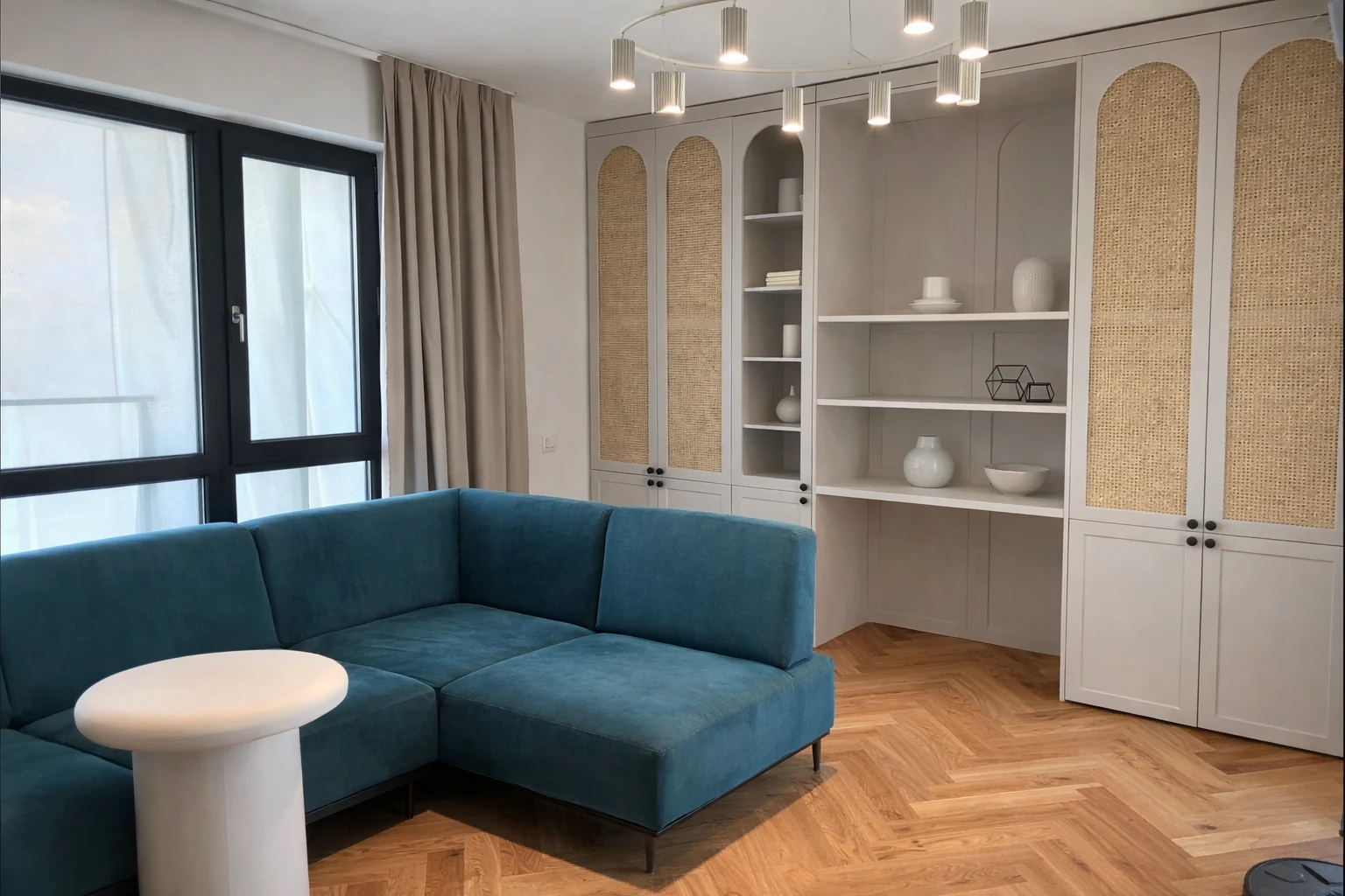 Mobilier realizat pe comandă, cu fronturi împletite și bibliotecă integrată
